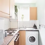 Lovely 2 Bedrooms Flat Next To The Station