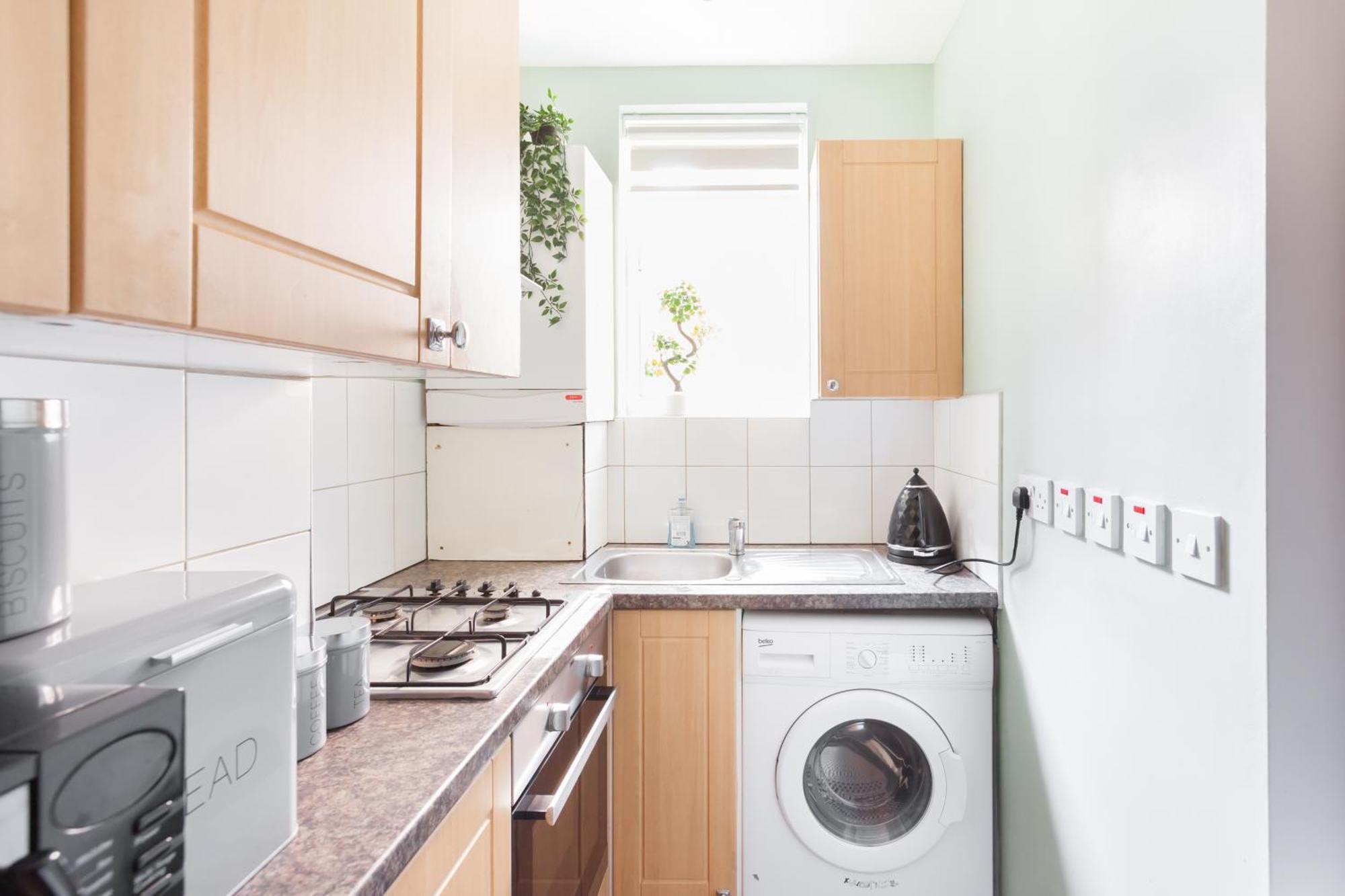 Lovely 2 Bedrooms Flat Next To The Station * Londra