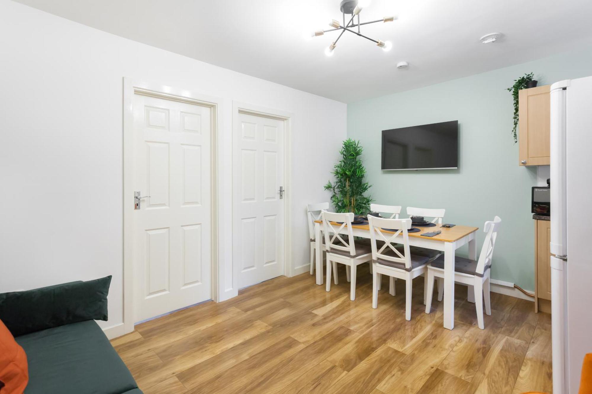 Lovely 2 Bedrooms Flat Next To The Station Londra